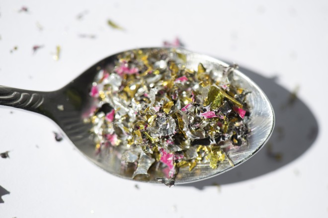 Foto: Mikroplastikteilchen auf einem Löffel