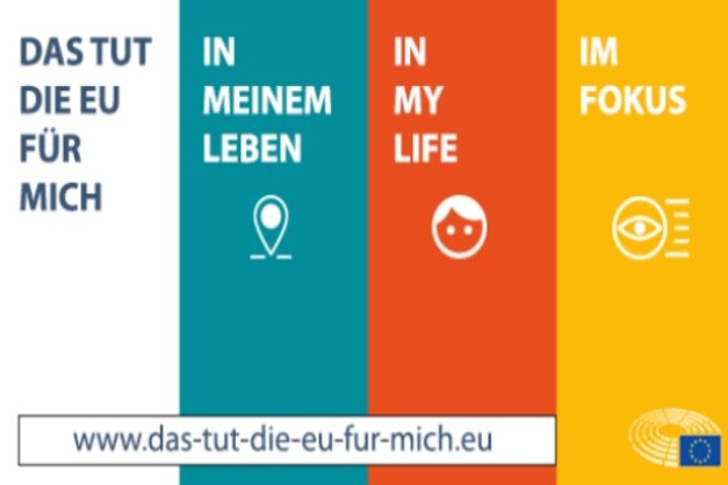 Es handelt sich um ein viergeteiltes Bild mit den folgenden Schriftzügen: Das tut die EU für mich, in meinem Leben, in my life, im Fokus. Unten ist die Internetnetadresse www.das-tut-die-eu-fur-mich.eu eingebettet.