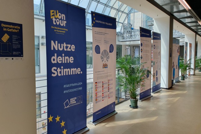 Das Bild zeigt die Wanderausstellung "Nutze deine Stimme". Zu sehen sind verschiedene Roll-ups in der Stadtbibliothek Essen.