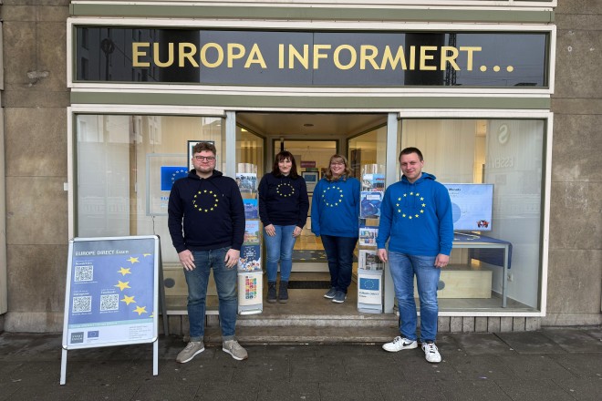 Das Team des EUROPE DIRECT Essen vor dem Eingang des Besucherzentrums
