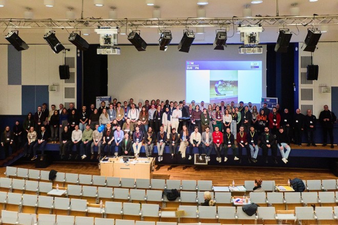 Gruppenbild der Teilnehmer*innen und Jurymitglieder von NRW debattiert Europa 2026
