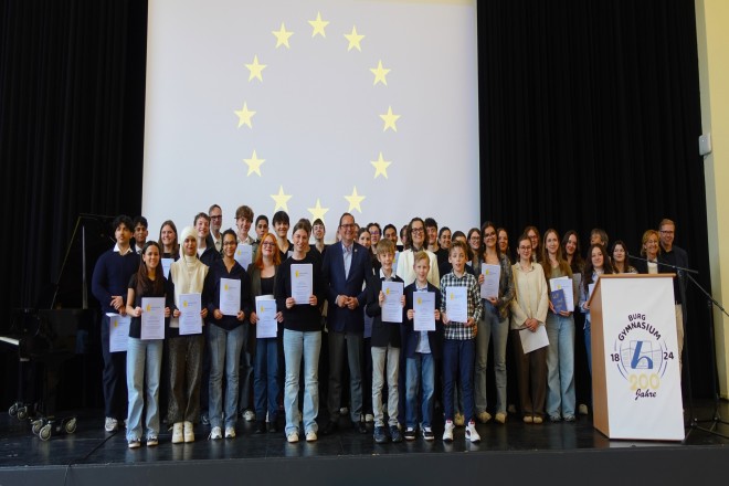 Gruppenbild der Teilnehmer:innen der Jubil&auml;umsfeier