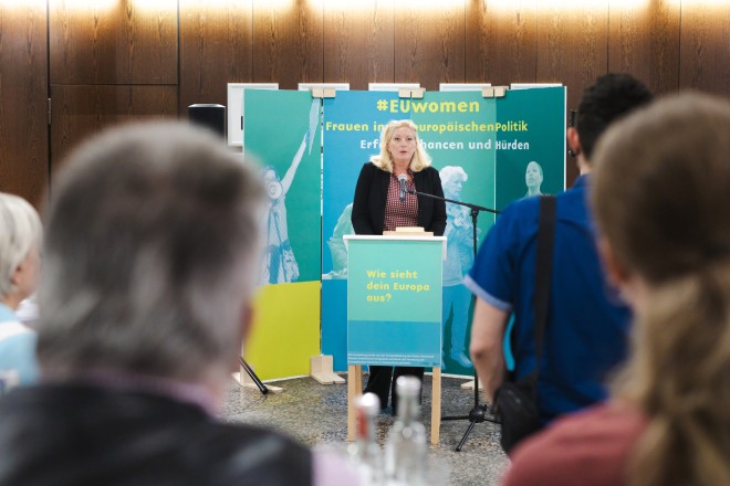 Das Bild zeigt Bürgermeisterin Julia Jacob bei der Eröffnung der Ausstellung "#EUwomen" im Essener Rathaus.