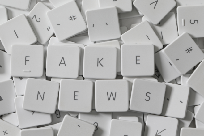 Das Bild zeigt Tastaturtasten. Im Vordergrund sind die Buchstaben angeordnet und ergeben die Wörter "FAKE NEWS".