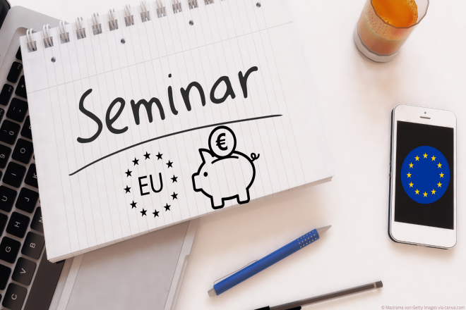 Das Bild zeigt einen Block mit der Beschriftung Seminar. Darunter sind ein EU-Sternenkranz sowie ein Sparschwein zu sehen. Ebenfalls abgebildet sind ein Handy, Stifte und ein Laptop.