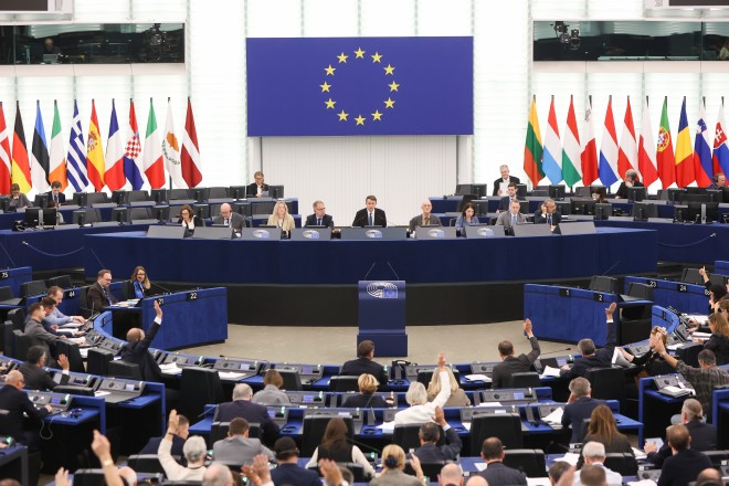 Die Abgeordneten des EU-Parlaments stimmen ab.