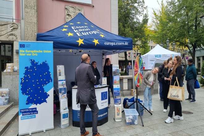 Der Stand des EUROPE DIRECT Essen beim KlimaGarten vor dem Grillo-Theater