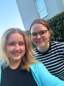 Die Studierenden Lea-Marie (v.l.) und Maike mit Blick in die Kamera