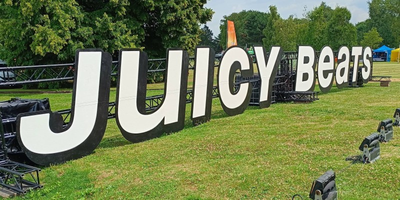 Fetsivalname in Großbuchstaben auf einer Wiese