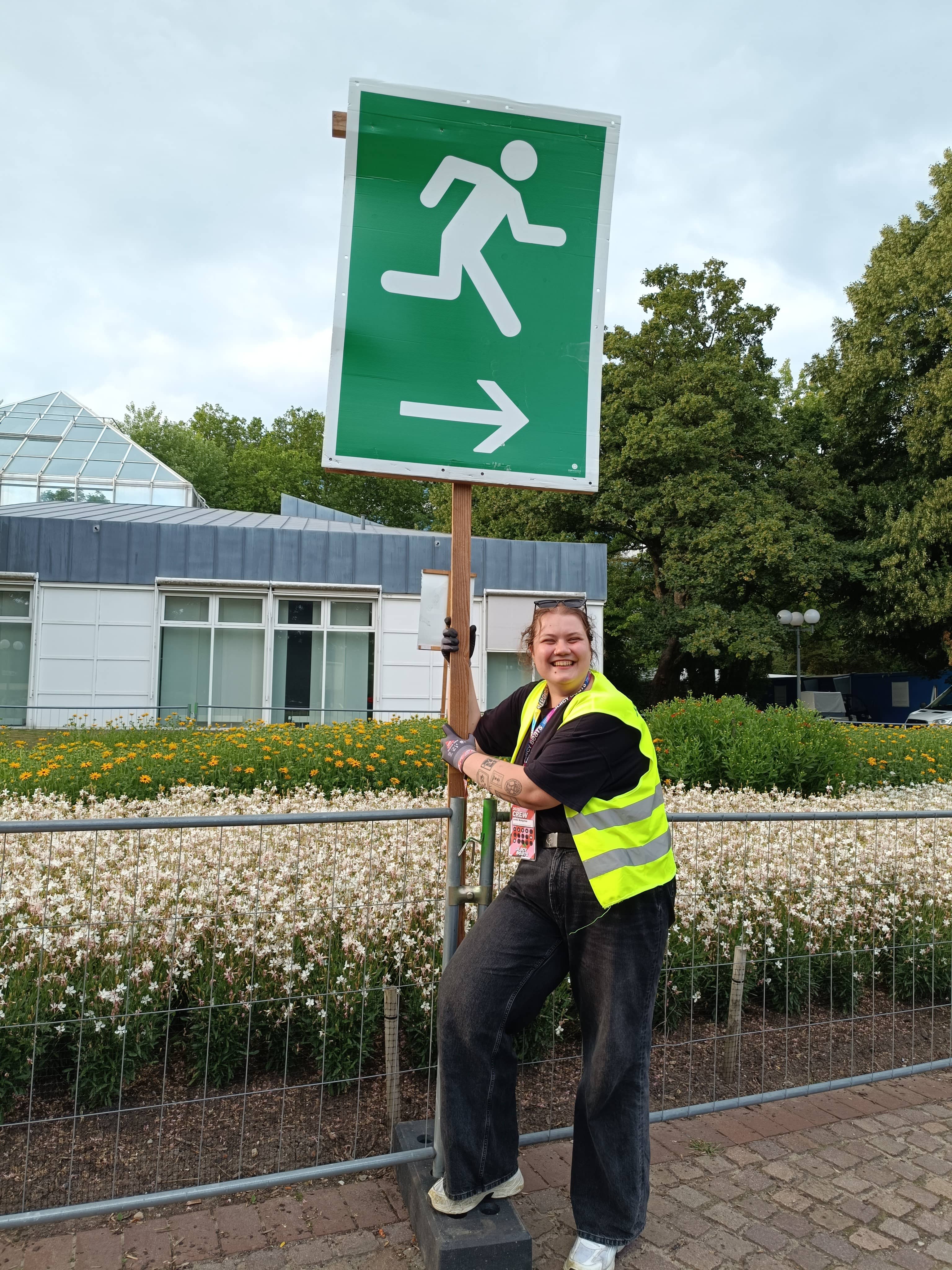 Eine Person steht am Notausgangsschild