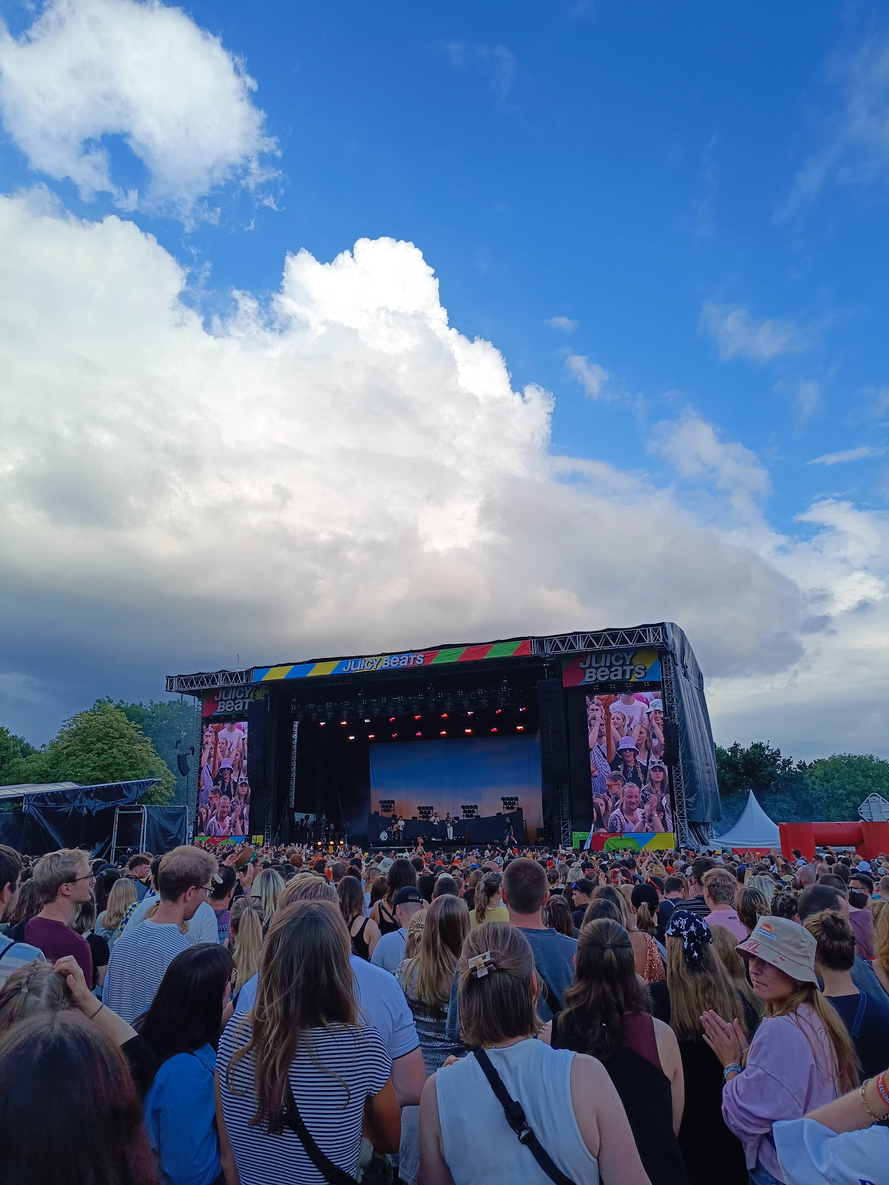 Menschengruppe vor Musikbühne