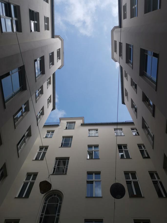 Blick in den Himmel umgeben von Häusern