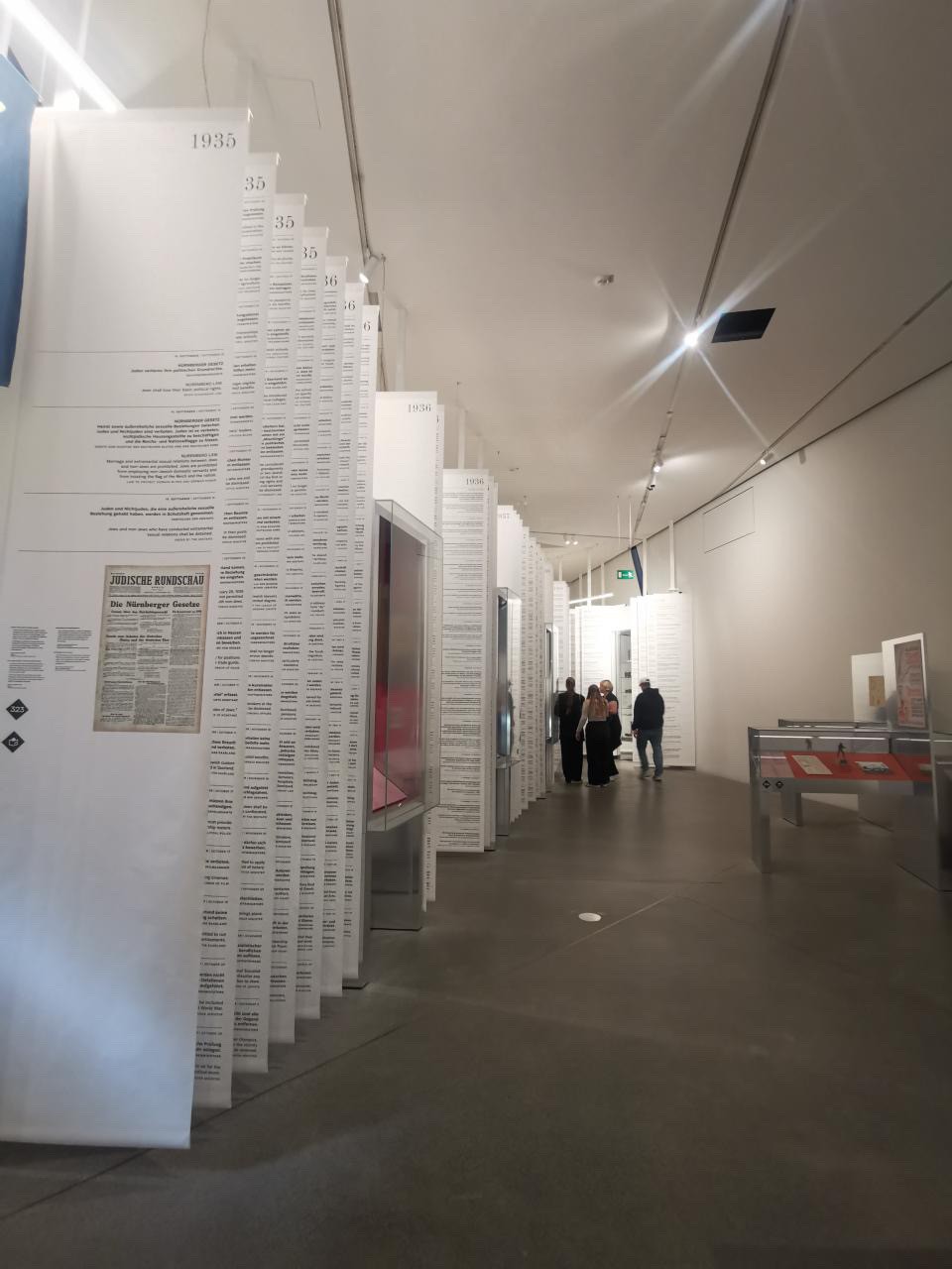 Lange Papierschriften mit antisemitischen Rechtsnormen der NS-Zeit und davor