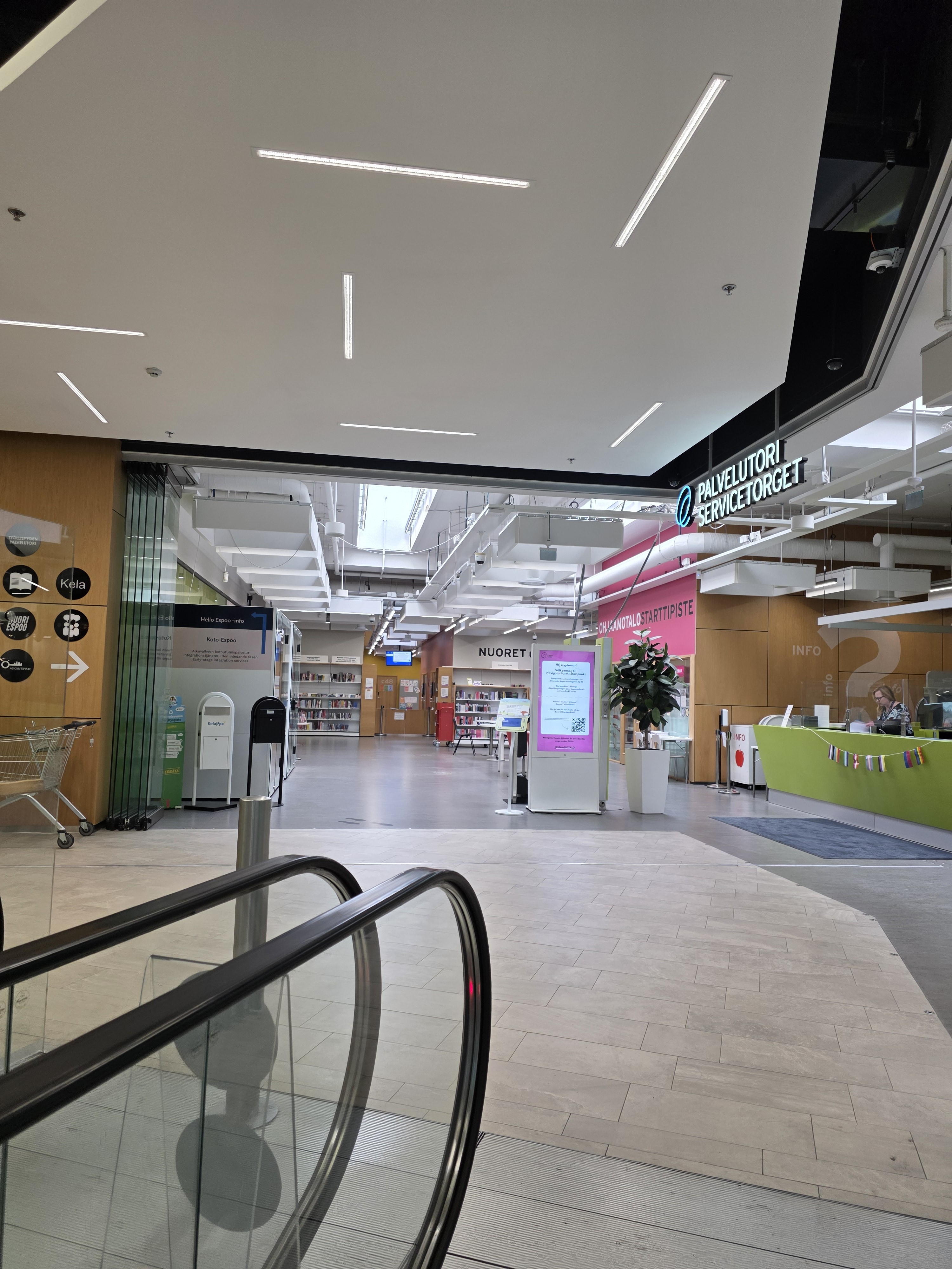 Ansicht des Arbeitsplatzes bei der Hello Espoo Info