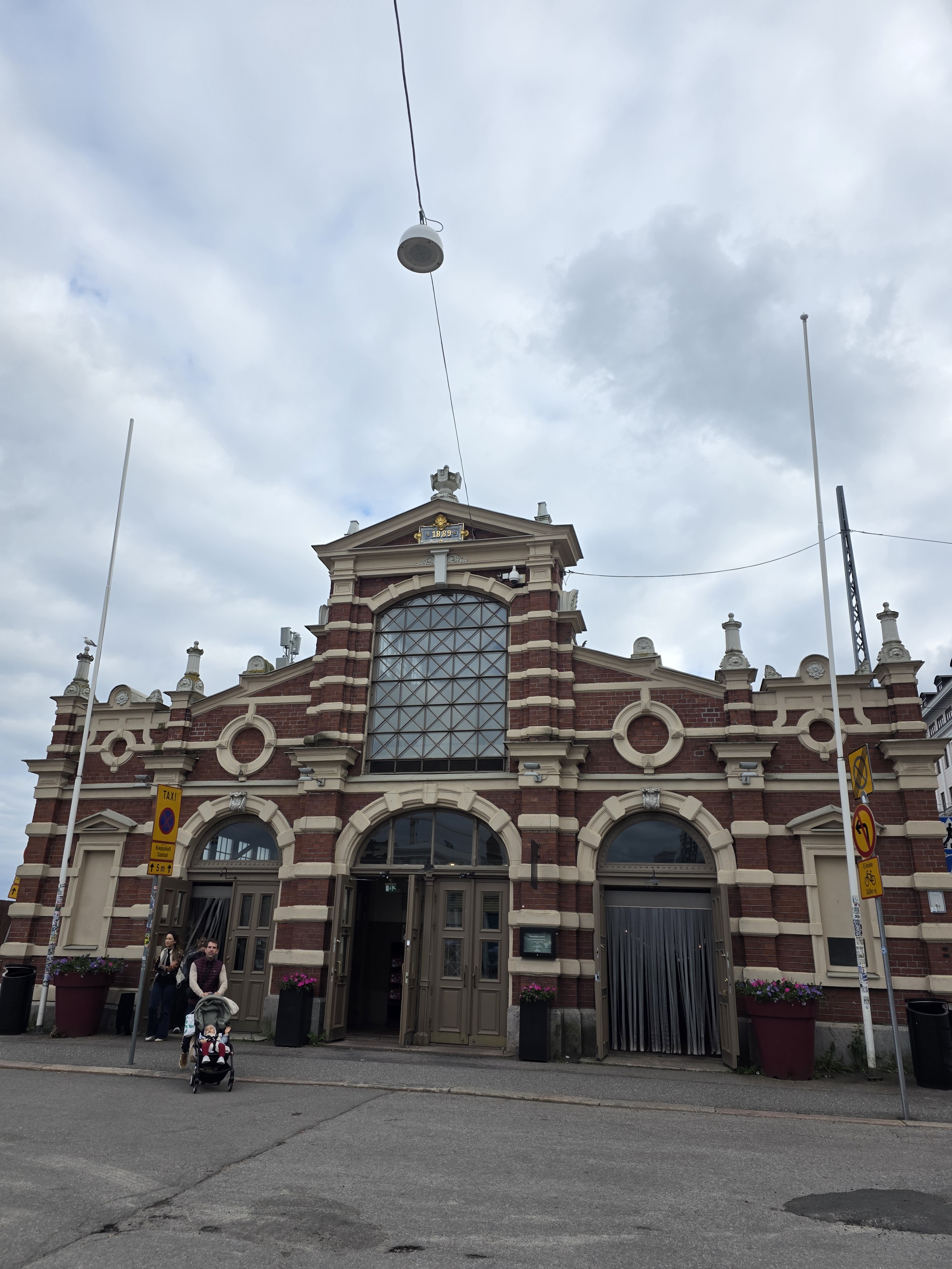 Vorderansicht der alten Markthalle in Helsinki