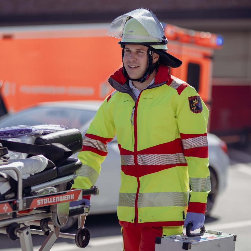 Foto: Ein Notfallsanitäter im Einsatz