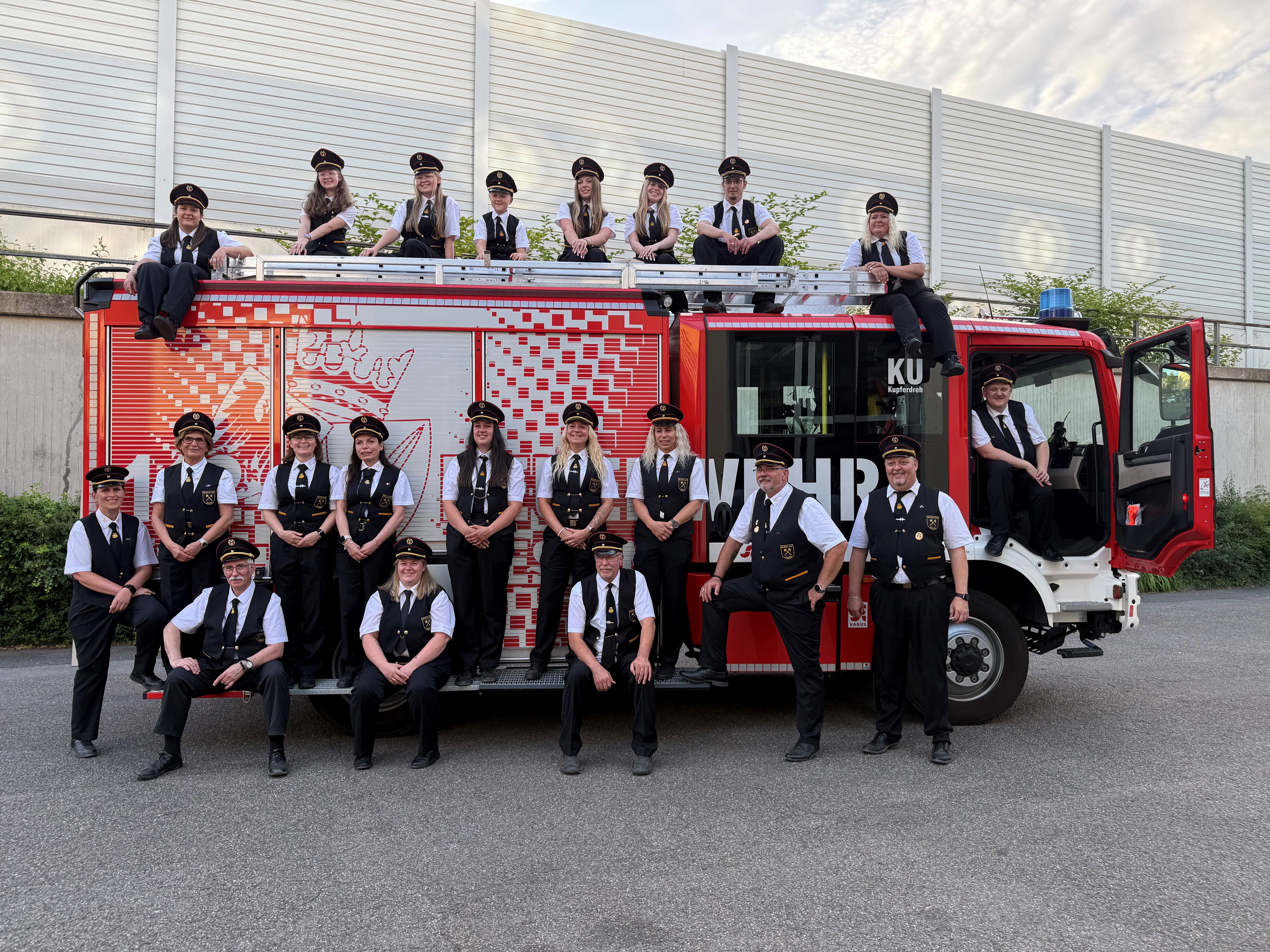 Foto: Der Spielmannszug Glück-Auf Feuerwehr Essen vor einem Hilfeleistungslöschgruppenfahrzeug