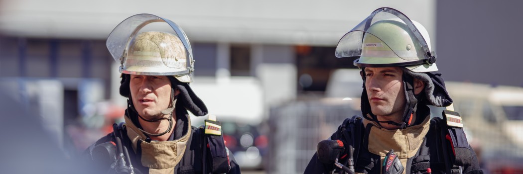 Foto: Zwei Feuerwehrmänner im Einsatz