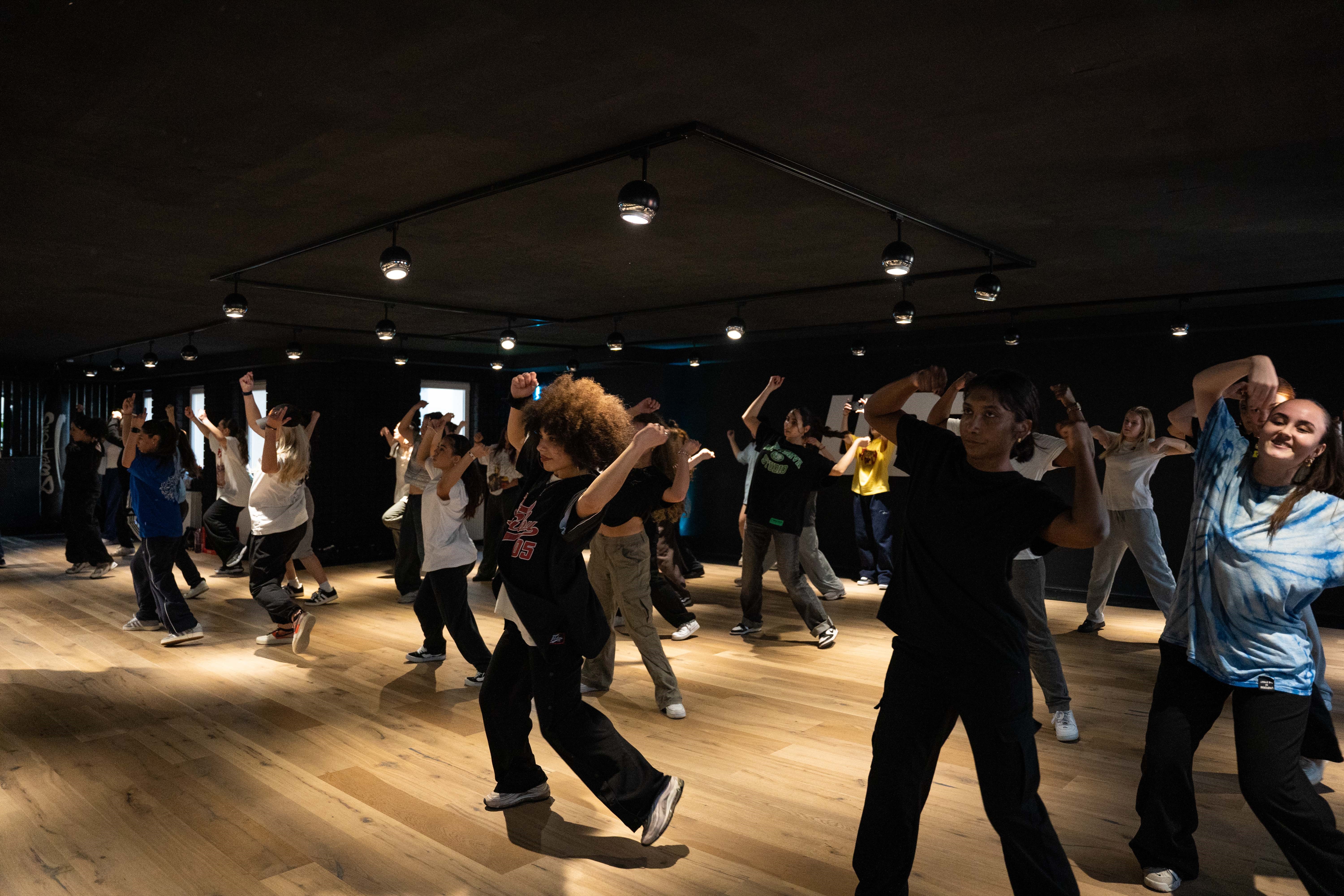 tanzende Menschen in einem Tanzstudio