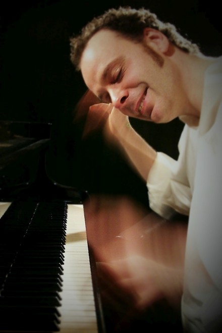 ein Mann sitzt am Klavier