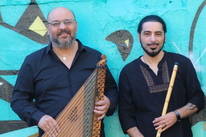 zwei Männer, die jeweils ein orientaltisches Musikinstrument in der Hand halten