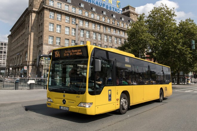 ein gelber Biss der Ruhrbahn vor dem Handelshof in Essen