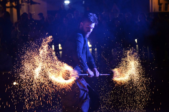 ein Mann führt eine Feuershow vor