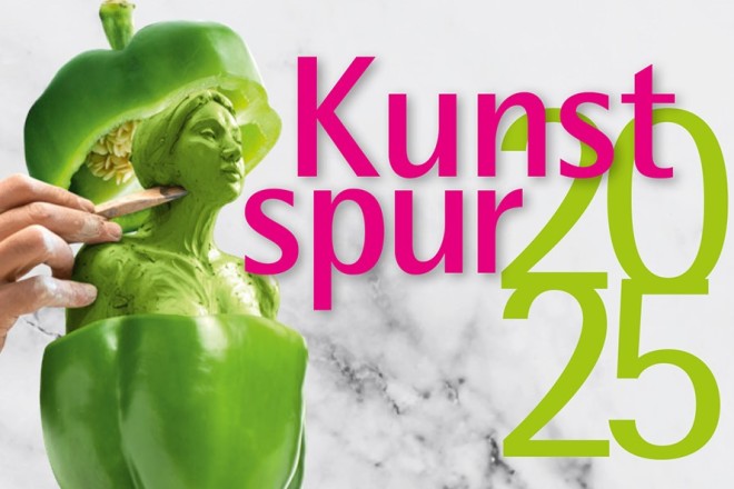 Schriftzug Kunstspur 2025 - Hand mit Schneidewergkzeug, die eine Skulptur einer Frau in einer grünen Paprika schnitzt 