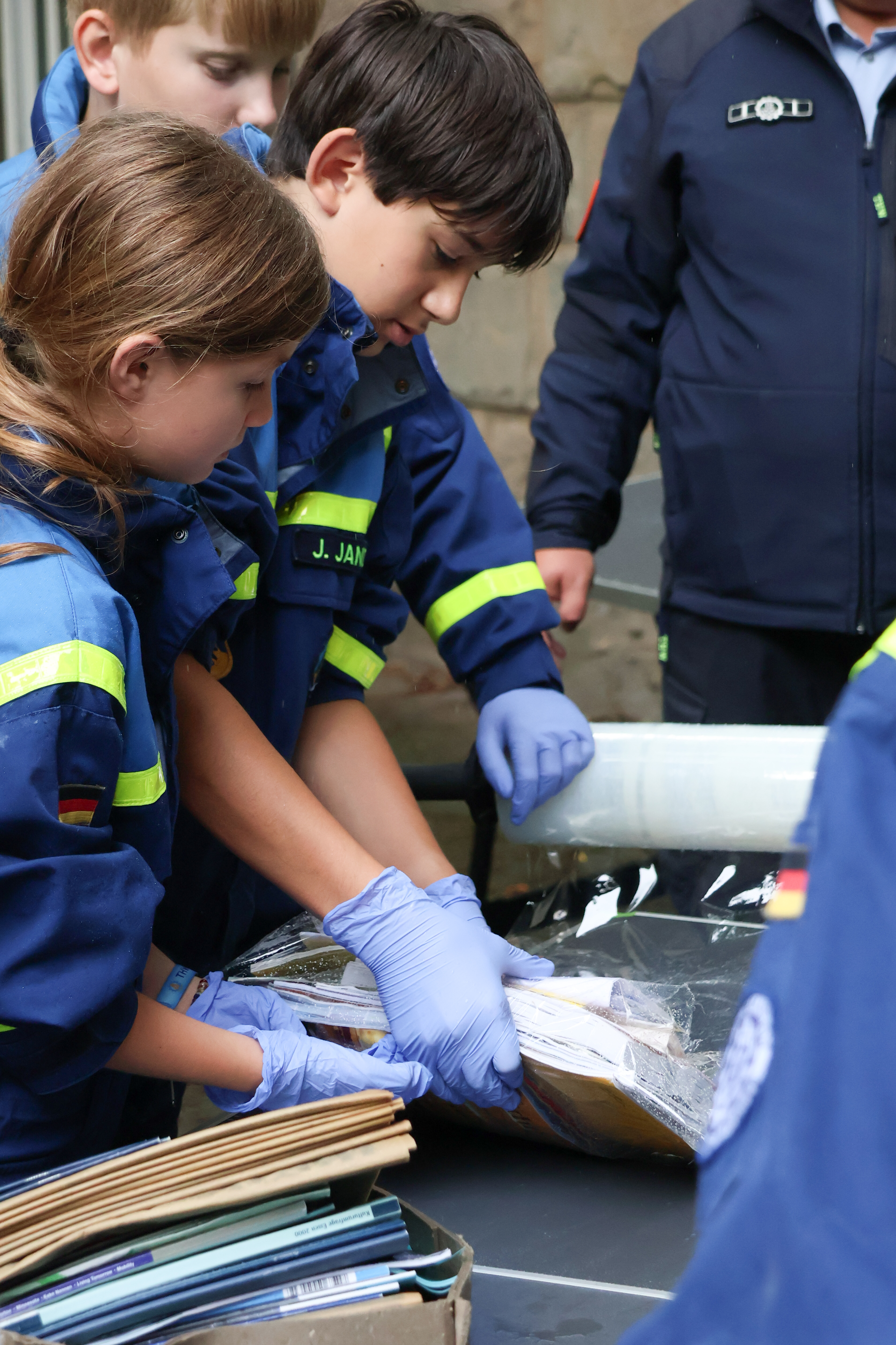 Die Jugendlichen beim Verpacken des Archivguts