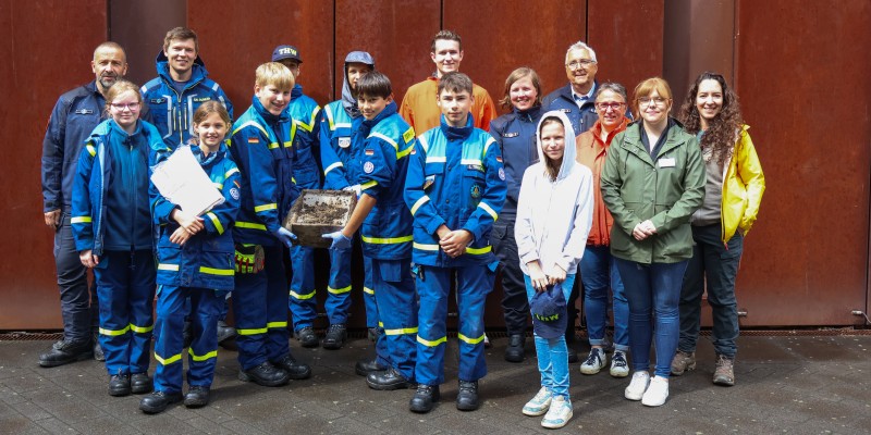Gruppenfoto der THW-Jugend mit Mitarbeiterinnen des Stadtarchivs