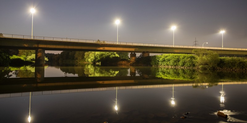 Lichtschein auf der Ruhr und an den Ufern von den Laternen auf der Konrad-Adenauer-Brücke