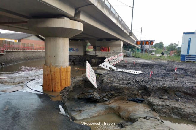 Foto: Blick auf den Deilbach unter der S-Bahntrasse Bahnhof Kupferdreh