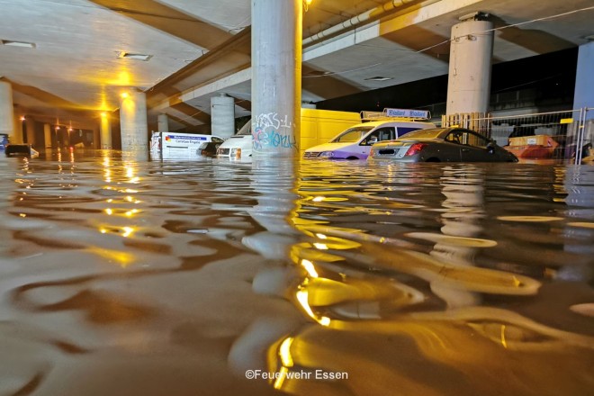 Foto: Durch Hochwasser des Deilbachs überfluteter Parkplatz unter der S-Bahntrasse Kupferdreh