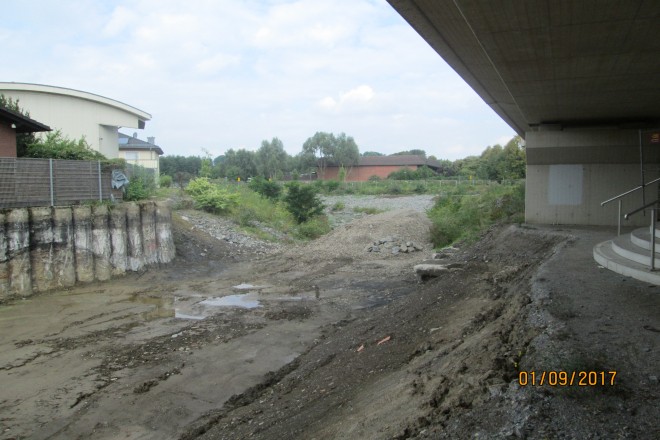 Foto: Blick auf ausgehobenen Bachlauf