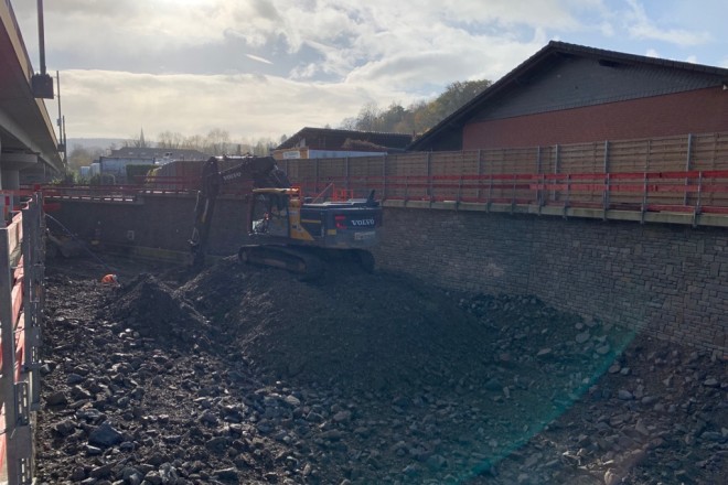 Foto: Blick auf die Baustelle Offenlegung des Deilbachs