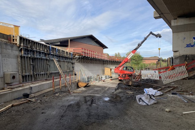 Foto: Baufahrzeug in der Baustelle zur Offenlegung des Deilbachs