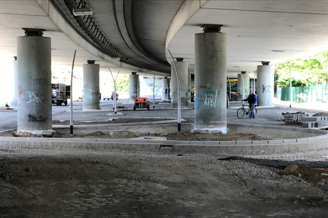 Foto: Blick auf die Baustelle des Zentralen Busbahnhofs Kupferdreh unterhalb der Trasse der A44