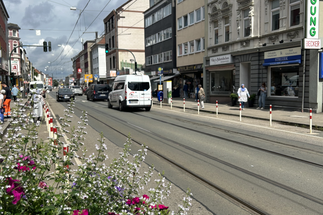 Foto: Straßenansicht mit Autos und Häuserzeile 