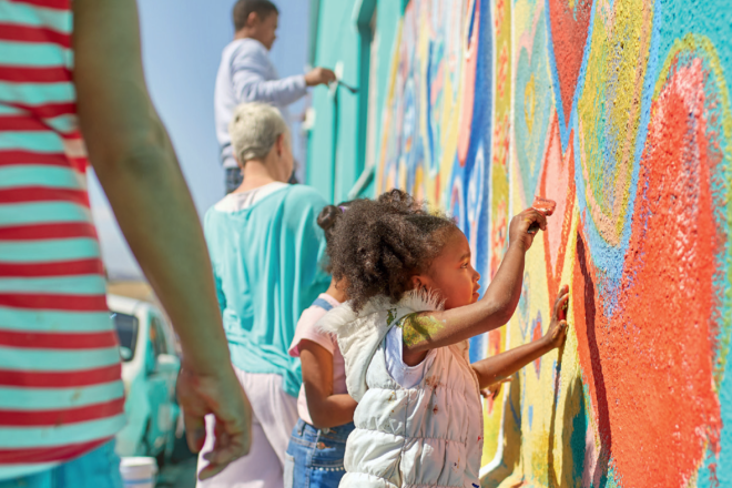 Eine Mauer wird bunt angemalt