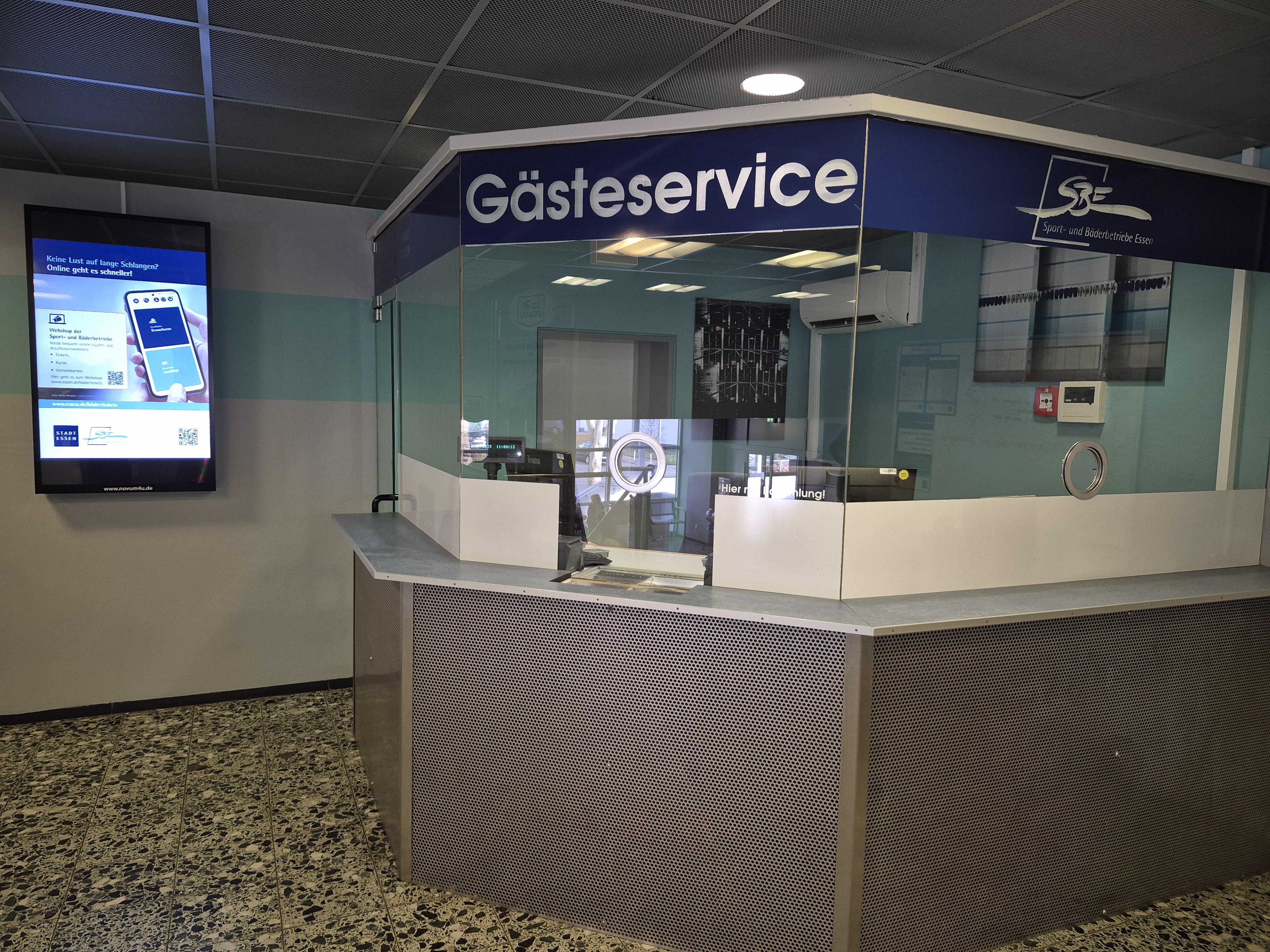 Foto: Gästeservice im Schwimmzentrum Rüttenscheid