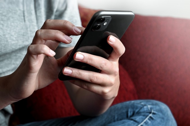 Foto: Handy wird mit beiden Händen bedient