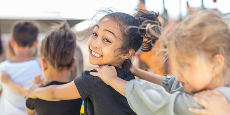 Foto: Kinder auf einem Straßenfest tanzen Polonaise