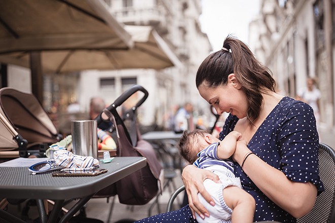 Foto: Mutter stillt in einem Cafe ihr Baby.