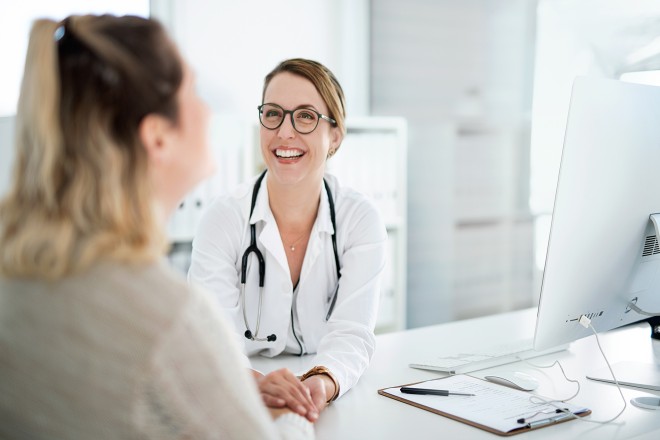 Foto: Empathische Ärztin berät einePatientin in Ihrer Praxis