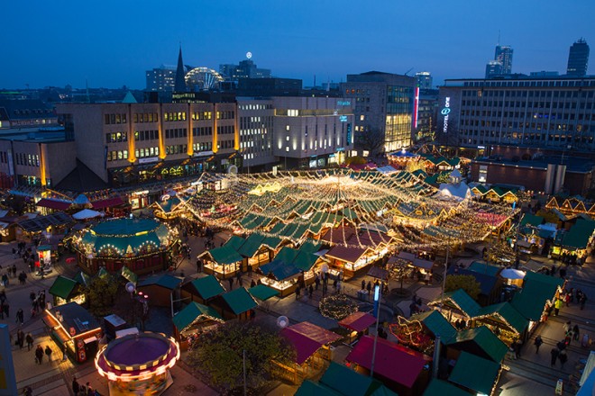 Foto: Blick auf den Essener Weihnachtsmarkt am Abend
