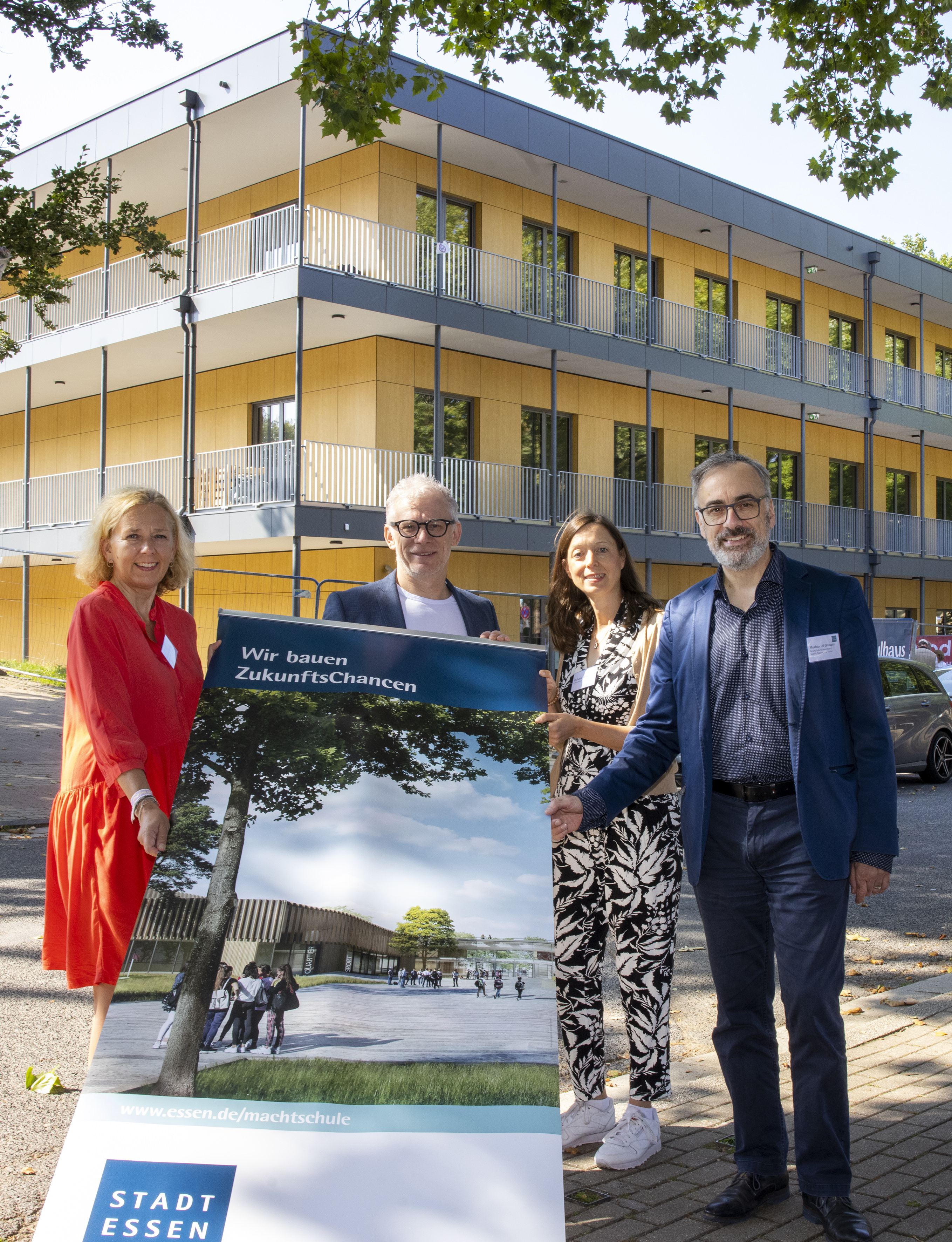 Foto: Eröffnung des Tag des Schulbaus 2024 mit (v.l.n.r.) Stephanie Kassing, Schulleitung Andreasschule, Martin Harter, Geschäftsbereichsvorstand für Stadtplanung und Bauen, Michaela Kleine, stellvertretene Schulleitung Andreasschule, und Muchtar Al Ghusain, Geschäftsbereichsvorstand für Jugend, Bildung und Kultur