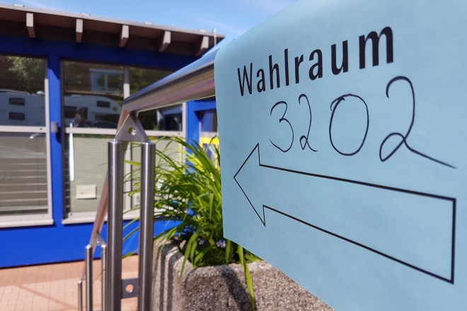 Foto: Hinweisschild für einen Wahlraum in Kupferdreh