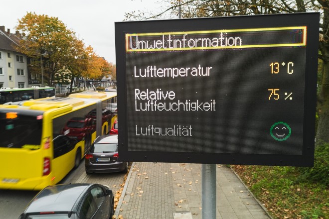Verkehrstafel mit digitaler Anzeige an einer Hauptverkehrsstra&szlig;e