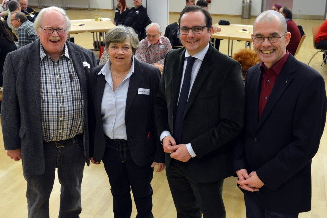 Veranstaltung für Inhaber der Essener Freiwilligenkarte in der Volkshochschule Essen (VHS). Auf dem Foto v.r.n.l.: Michael Imberg, Direktor der VHS, Oberbürgermeister Thomas Kufen, Gabriele Micklinghoff, Stadtagentur 2030 und Hans Schippmann, vorsitzender des Essener Lesebündnis e.V.