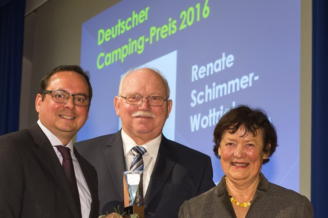 Renate Schimmer-Wottrich (rechts) ist die Preisträgerin des Deutschen Camping-Preises 2016. Als Tochter des Truma-Unternehmensgründers Philipp Kreis, hat sie sich seit nunmehr 48 Jahren aktiv wie kaum eine zweite um Neuentwicklungen im Campingsektor verdient gemacht hat. Übergeben wurde die Auszeichnung im Rahmen der Pressekonferenz der Reise + Camping vom Oberbürgermeister der Stadt Essen Thomas Kufen (links) und dem Präsidenten des Deutschen Camping-Clubs Andreas Jörn (Mitte). 